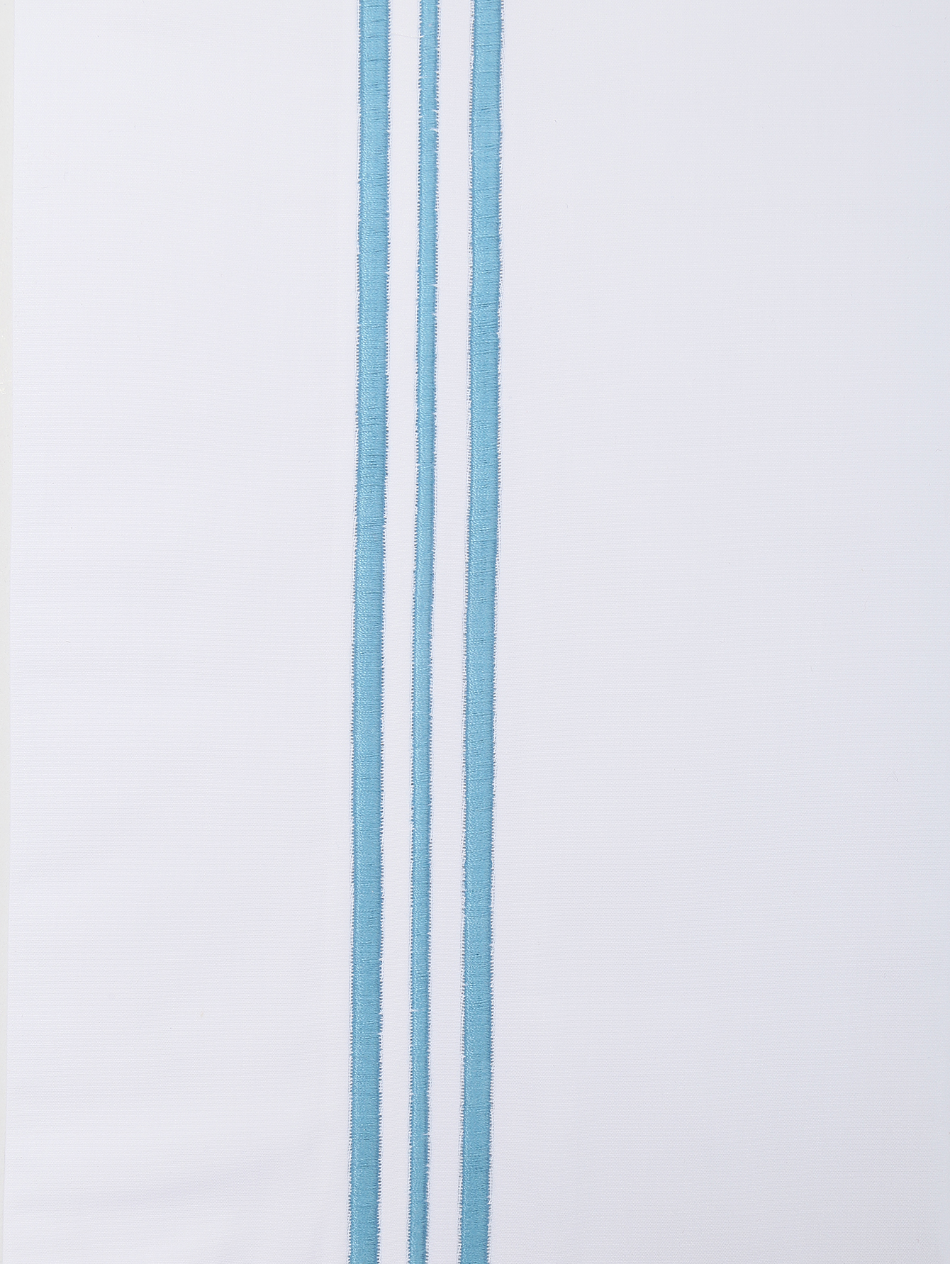 Наволочка из хлопка с контрастной вышивкой   - Деталь