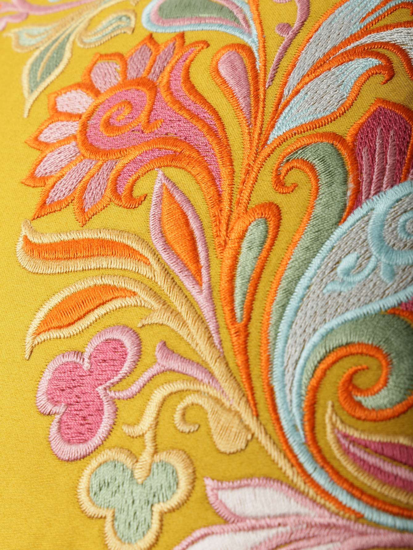 Декоративная подушка с вышивкой - Деталь1