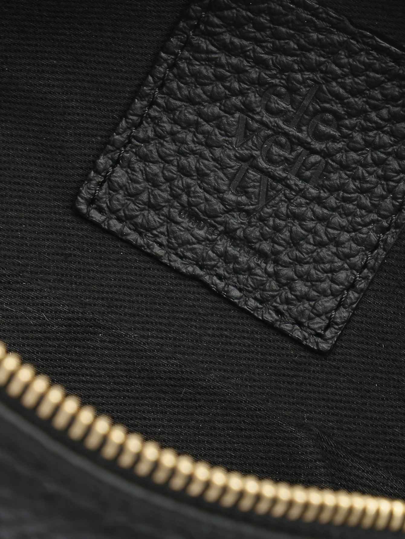 Косметичка из кожи на молнии  - Деталь1