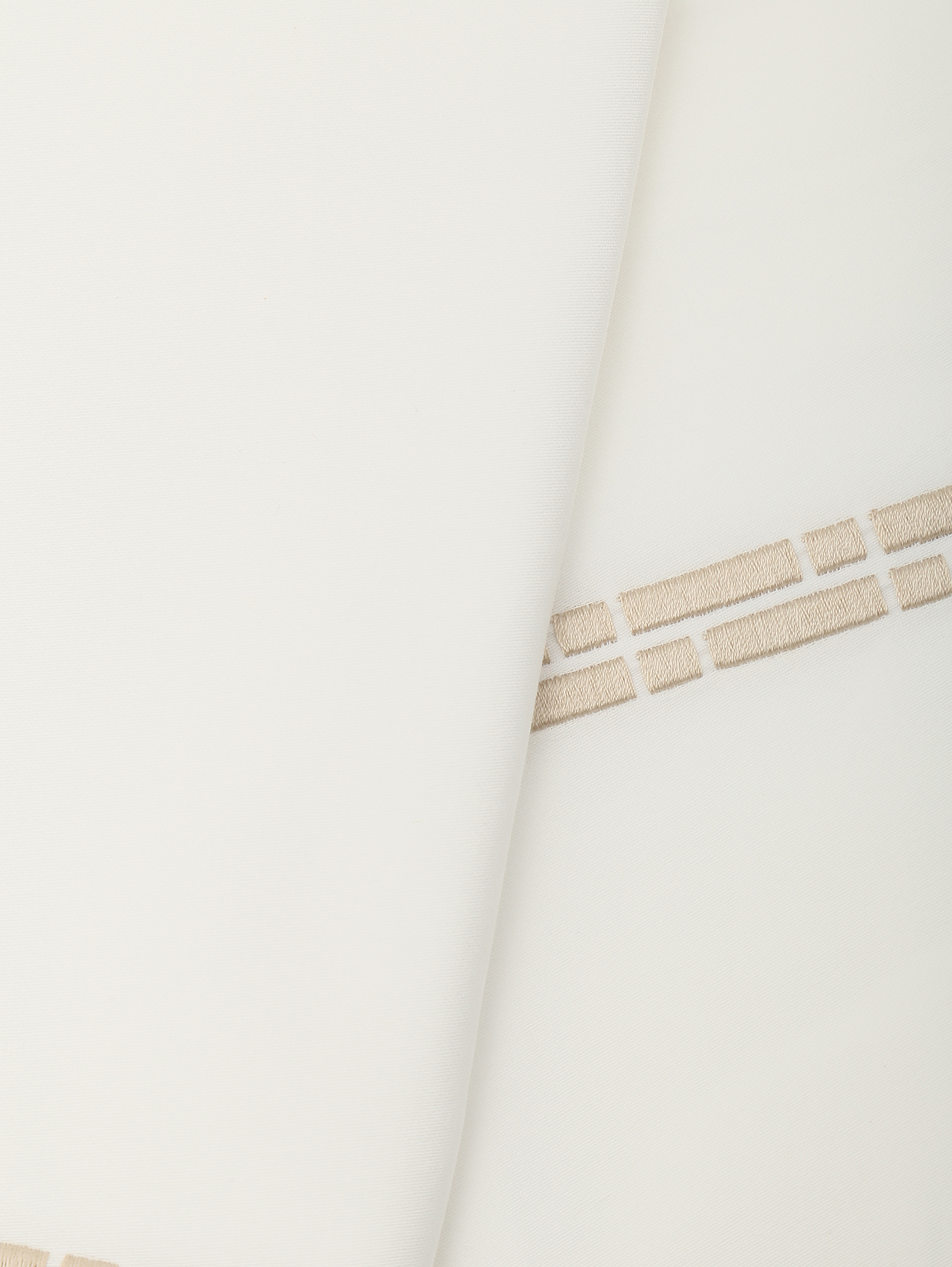 Наволочка из хлопка с вышивкой - Деталь