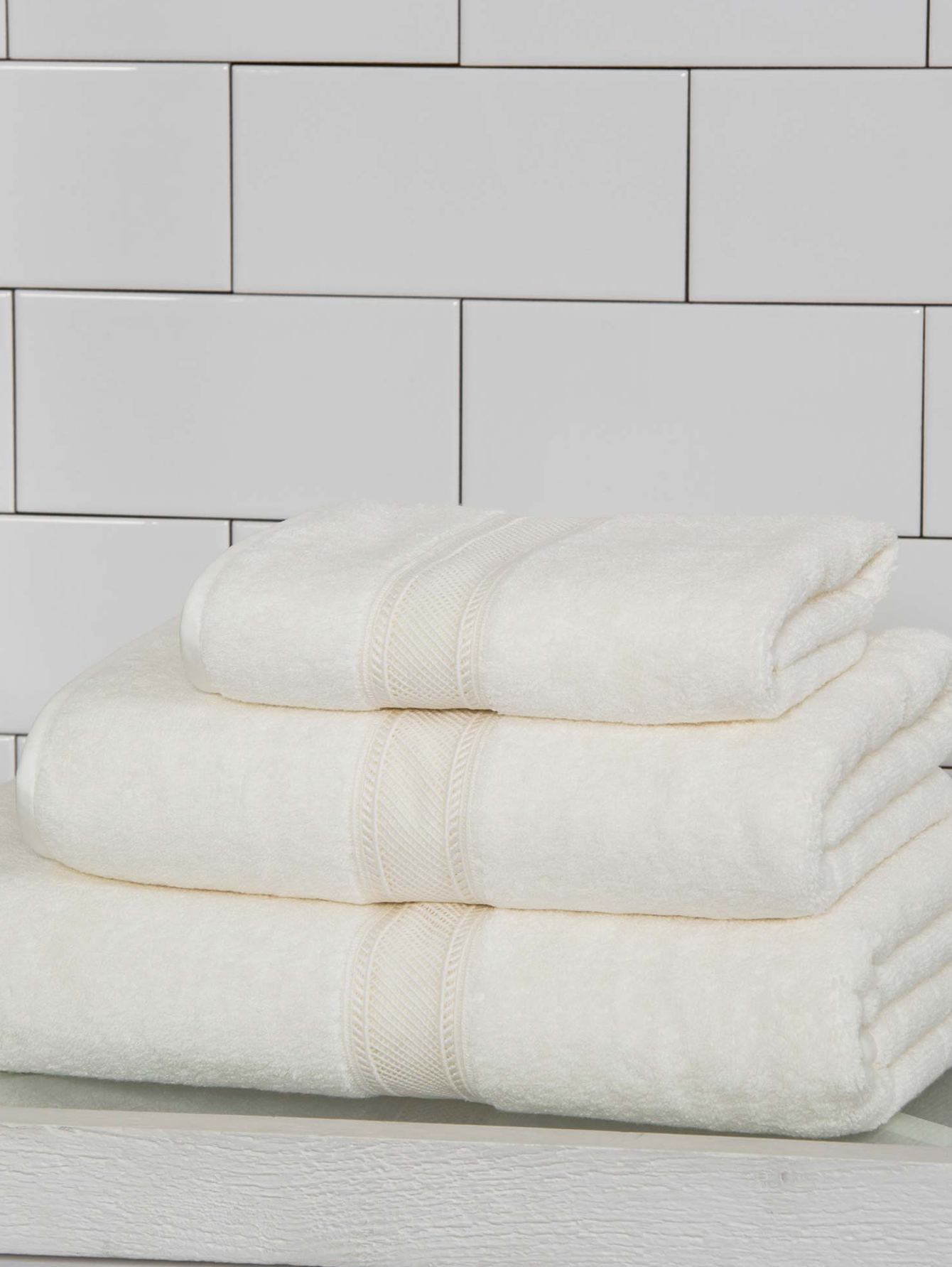 Полотенце из хлопковой махровой ткани с кружевной вставкой  - Общий вид