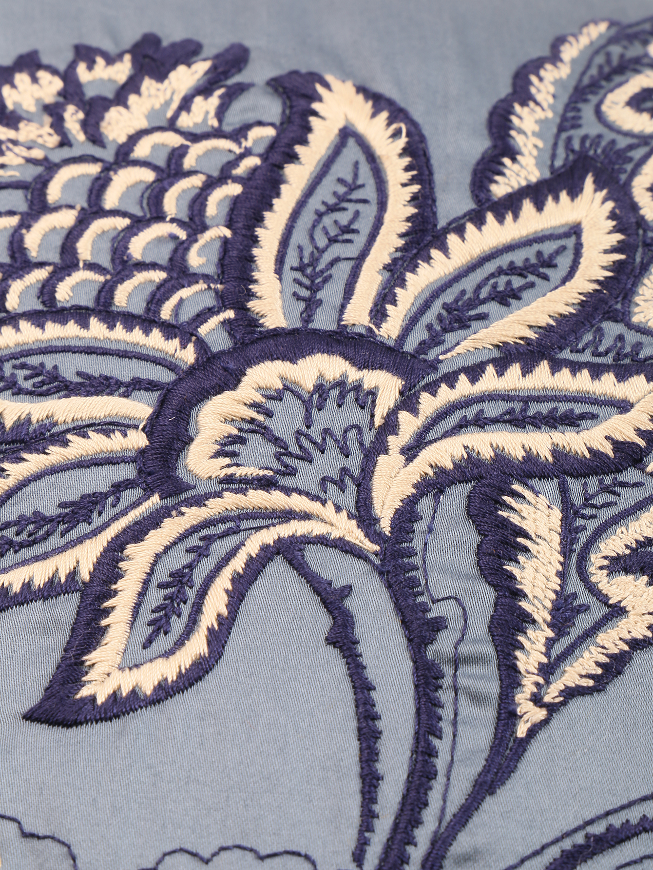 Декоративная подушка с вышивкой - Деталь1