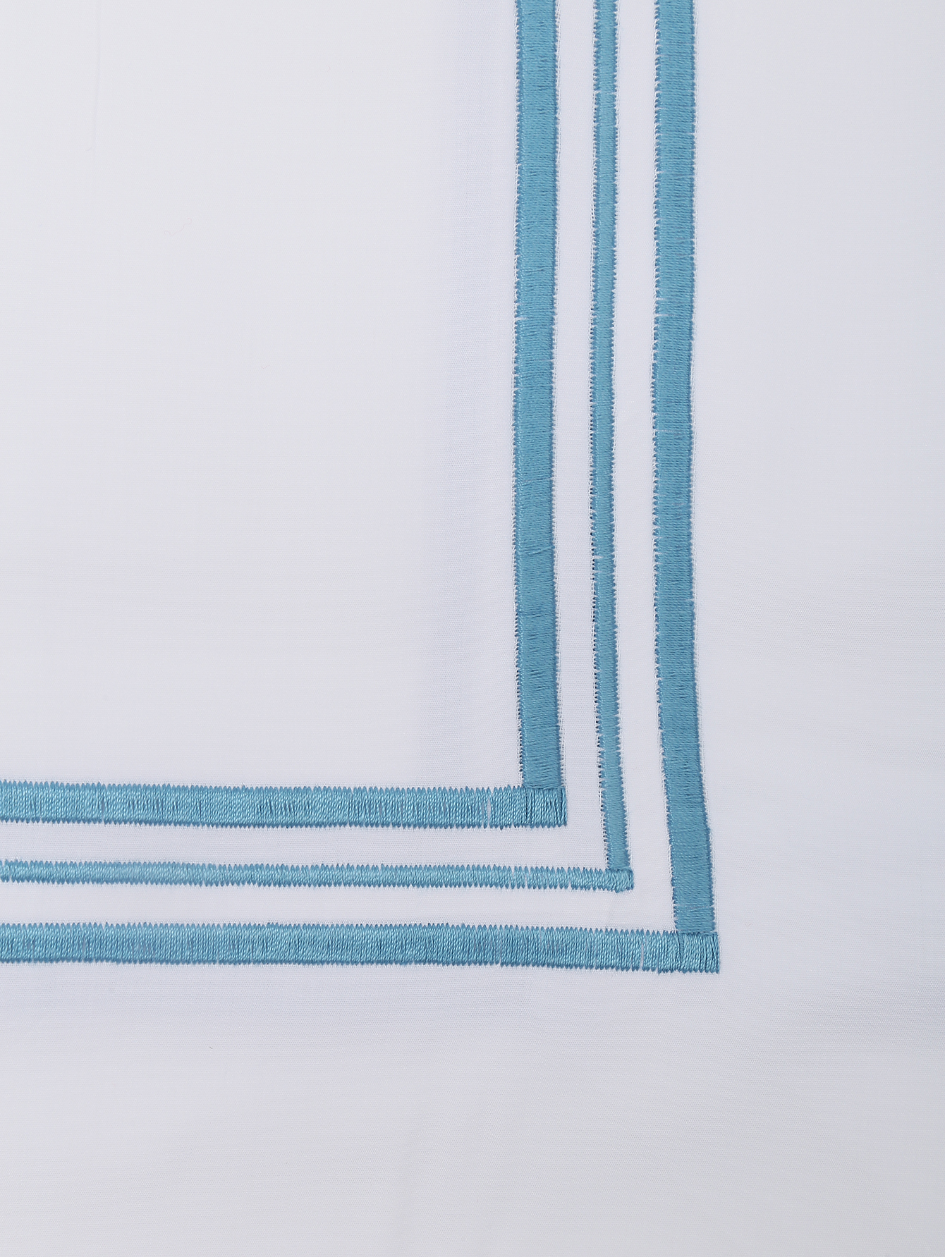 Постельное белье с контрастной вышивкой  - Деталь