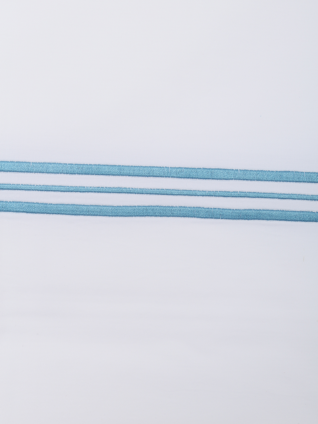 Постельное белье с контрастной вышивкой  - Деталь