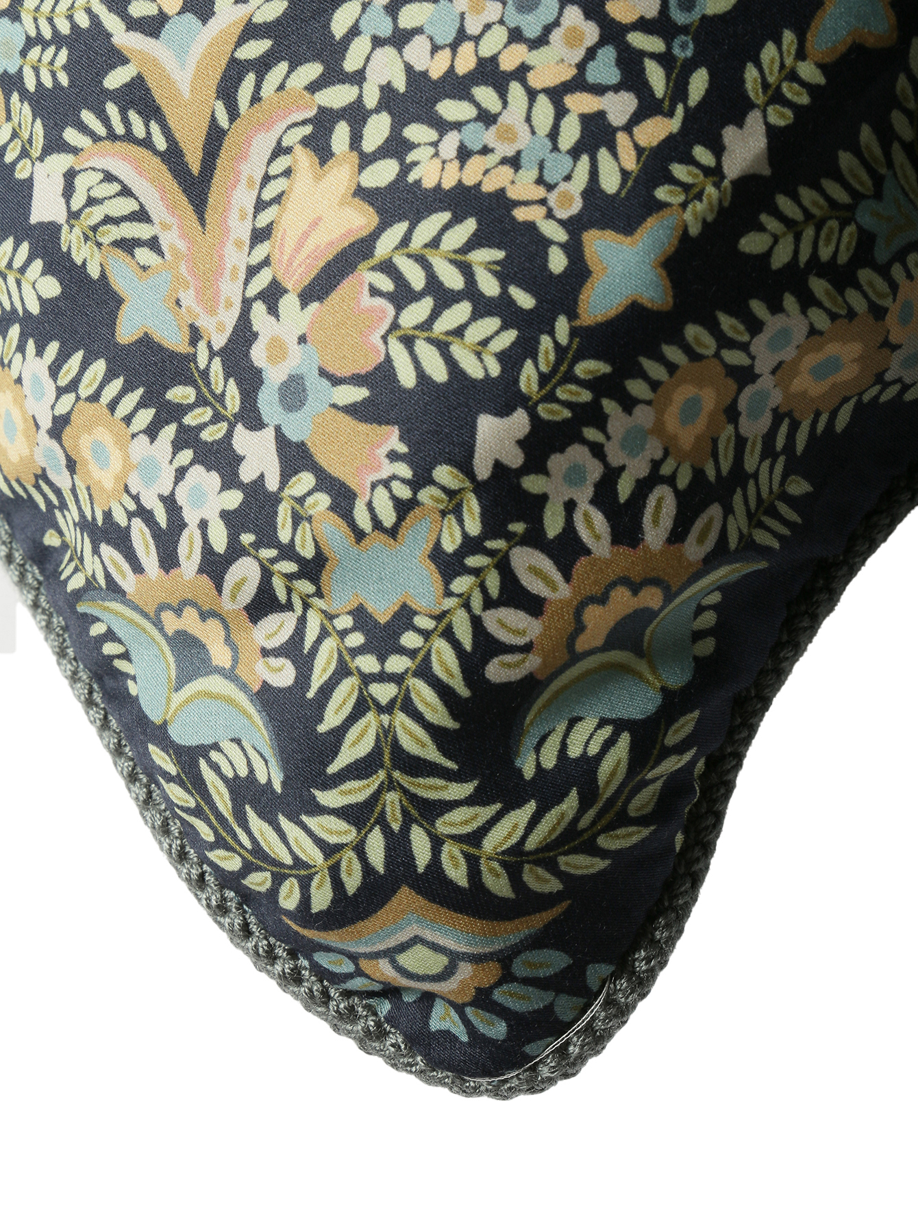 Декоративная подушка с узором пейсли  - Деталь