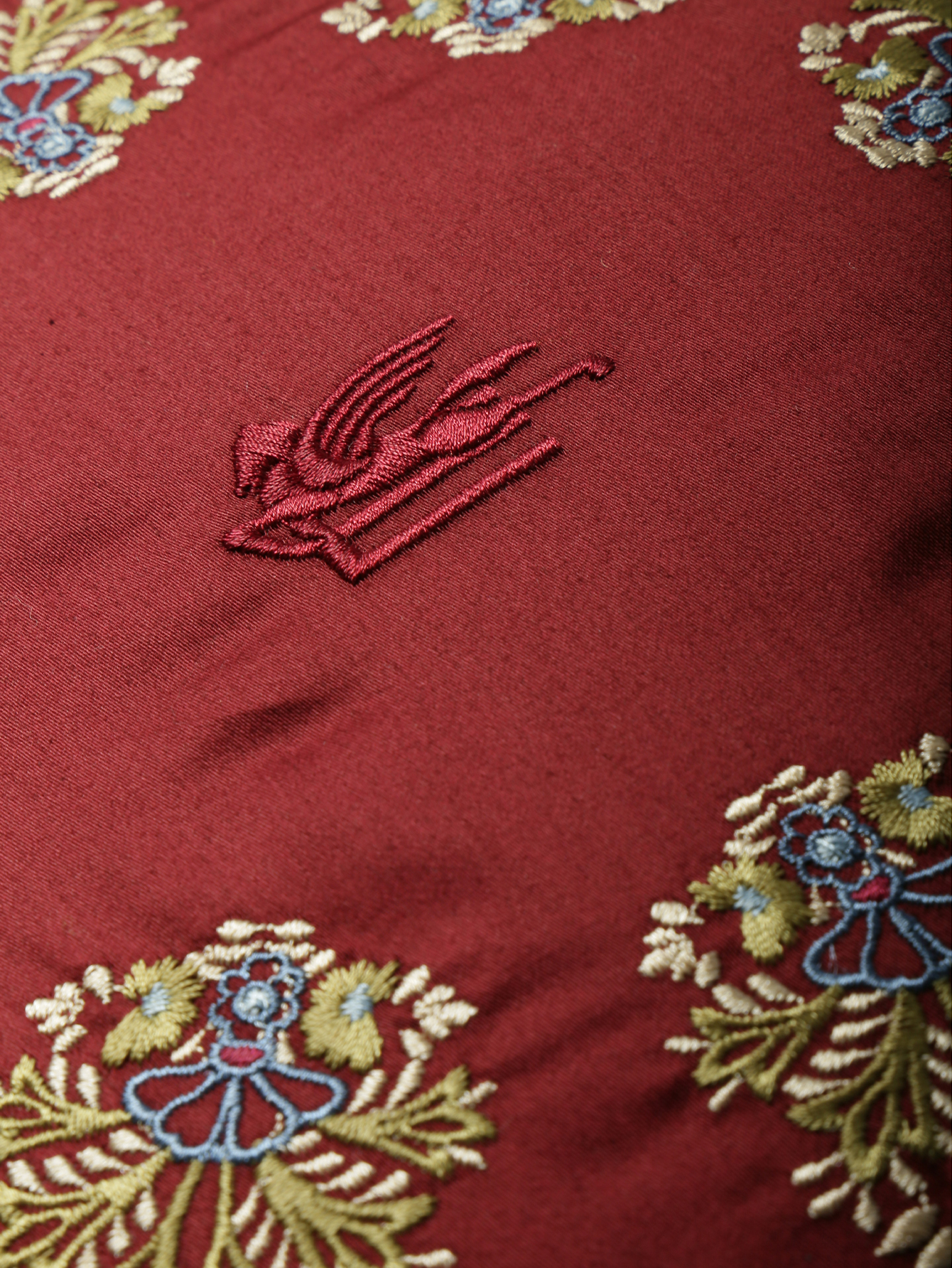 Декоративная подушка с вышивкой - Деталь